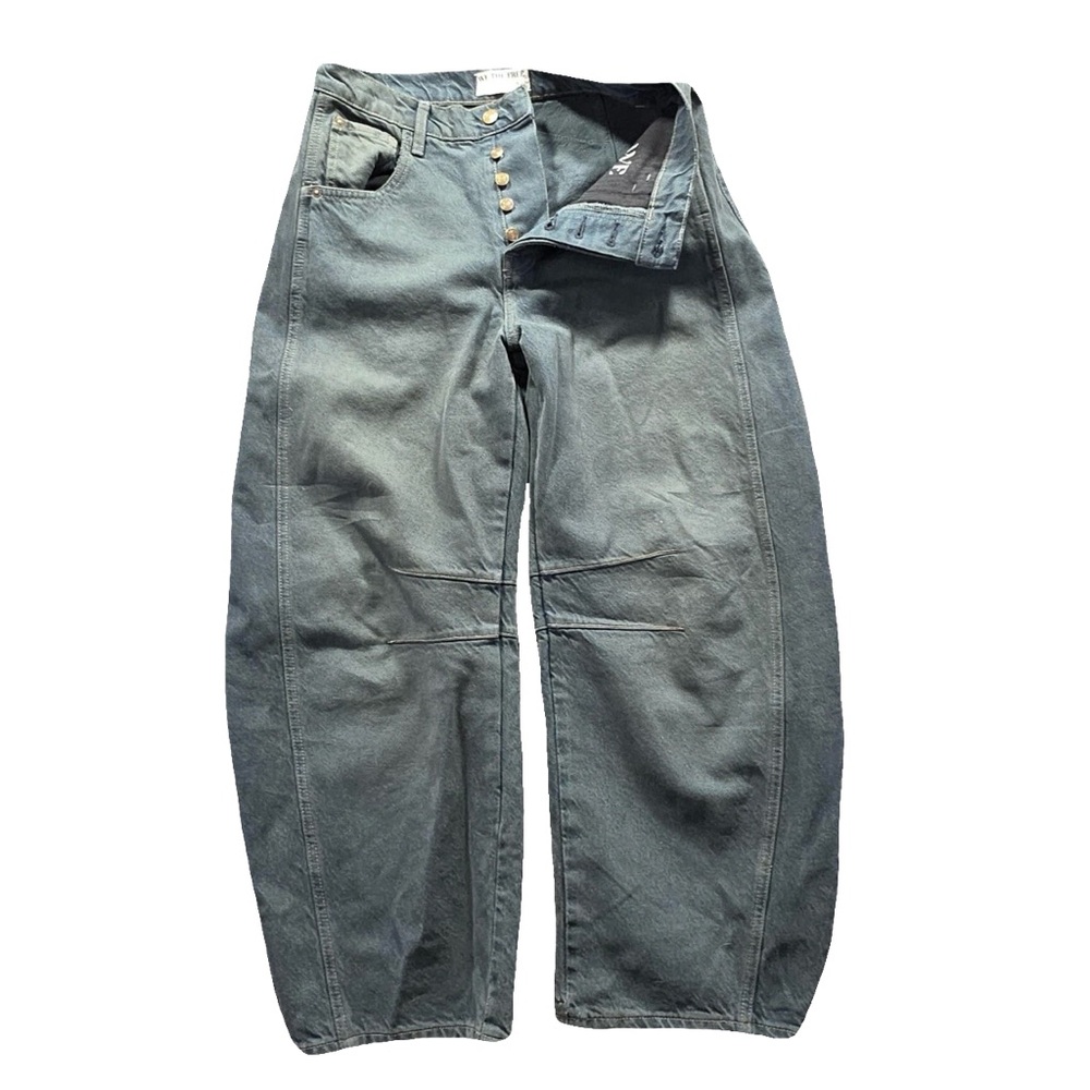 NWOT WE THE FREE FADED WASH BARREL-LEG DENIM JEANS // SIZE 26✨